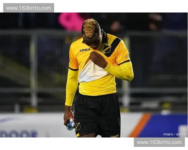 阿尔克马尔防守反击中传球精度极高，三线推进速度快且路线清晰